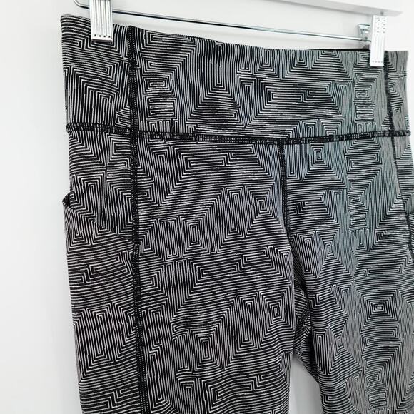 Lululemon Crop Leggings 6 Black Geo Doodle Print Athleisure - Picture 6 of 16
